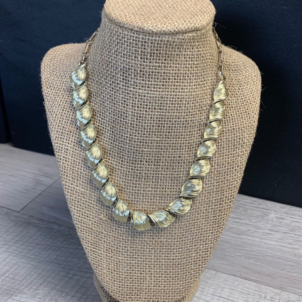 Vintage Trifari‎ Gold Tone Textured Leaf Link Choker Necklace 17 Inch Crown Tag